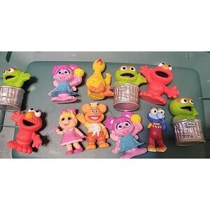 Mixed lot Assorted Sesame Street Characters Oscar elmo Big Bird Miss piggy etc..